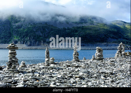 Stein von Cairns am Ufer des Goahtemuorjohka Flusses, Norwegen Stockfoto