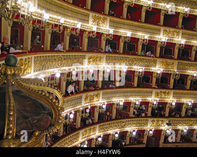 Boxen im Opernhaus Teatro di San Carlo (Royal Theatre Saint Charles), Neapel, während des Intervalls Stockfoto