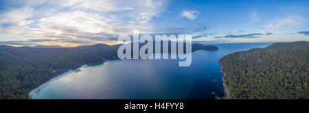 Aerial Panorama der Fortescue Bay bei Sonnenuntergang. Tasman National Park, Victoria, Australien Stockfoto