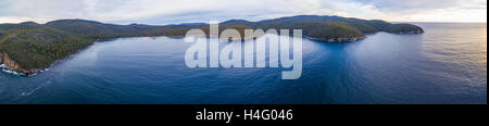 Aerial Panorama der Fortescue Bay. Tasman National Park, Victoria, Australien Stockfoto