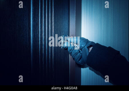 Mann in Handschuhe öffnet die Tür zu schließen Stockfoto