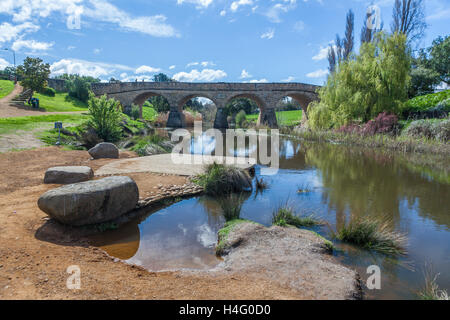 Die kultigen Richmond Bridge reflektierenden in Coal River Gewässern an sonnigen Tag. Richmond, Tasmanien, Australien Stockfoto