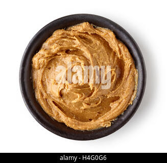 Erdnussbutter in Runde Schale isoliert auf weißem Hintergrund, Ansicht von oben Stockfoto