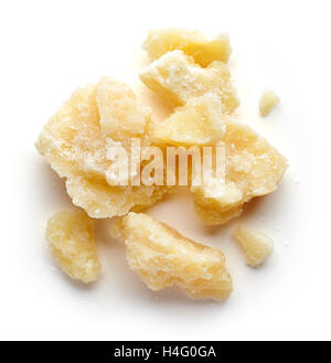 Stücke von Parmesan-Käse, die isoliert auf weißem Hintergrund, Ansicht von oben Stockfoto