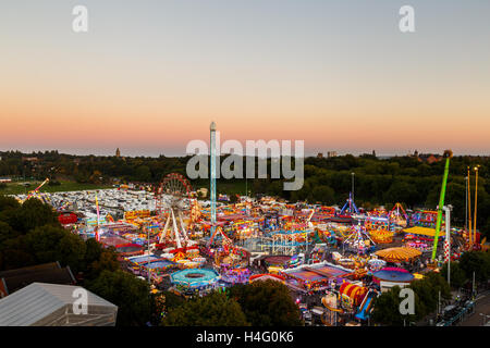 Goose Fair Karneval auf Forest Recreation Ground, von einem hohen Aussichtspunkt. In Notti Stockfoto