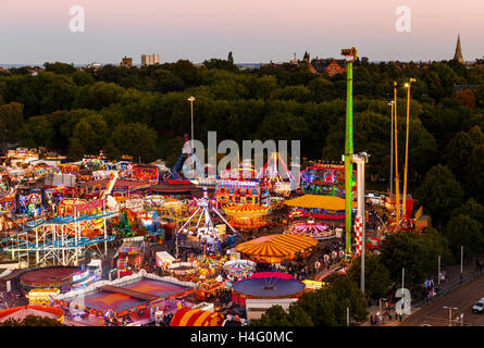 Goose Fair Karneval auf Forest Recreation Ground, von einem hohen Aussichtspunkt. In Notti Stockfoto