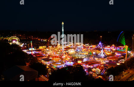 Goose Fair Karneval auf Forest Recreation Ground, von einem hohen Aussichtspunkt. In Notti Stockfoto