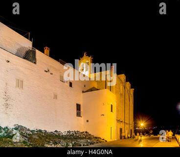 Nachtansicht der alten Gebäude in Ostuni, die weiße Stadt Stockfoto