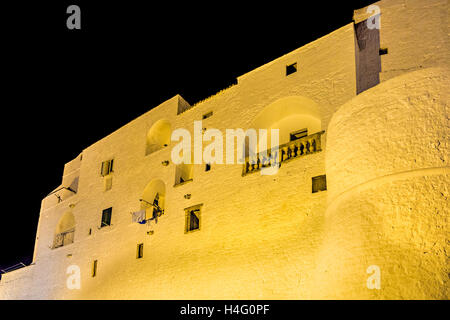 Nachtansicht der alten Gebäude in Ostuni, die weiße Stadt Stockfoto