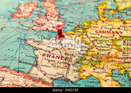 Paris, Frankreich auf Vintage Europakarte merken Stockfoto