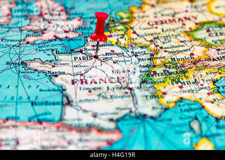 Paris, Frankreich auf Vintage Europakarte merken Stockfoto
