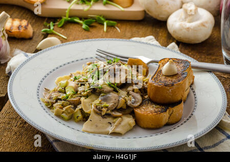 Pilz, Lauch und Estragon Pasta, alles Bio, keine Chemie, Essen sauber, Knoblauch toast Stockfoto