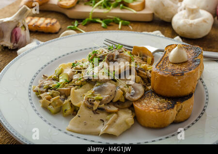 Pilz, Lauch und Estragon Pasta, alles Bio, keine Chemie, Essen sauber, Knoblauch toast Stockfoto