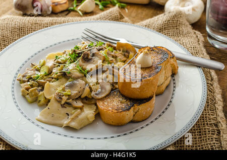 Pilz, Lauch und Estragon Pasta, alles Bio, keine Chemie, Essen sauber, Knoblauch toast Stockfoto