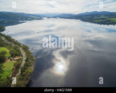 Aerial Panorama des Huon River mit Wolken im Wasser spiegelt. Huon Valley, Tasmanien, Australien Stockfoto