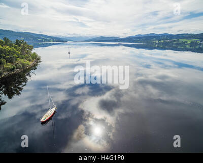 Festgemachten Segelbooten auf Huon River, Huon Valley, Tasmanien, Australien. Schöne Luftaufnahme mit Wolken im Wasser reflektiert Stockfoto