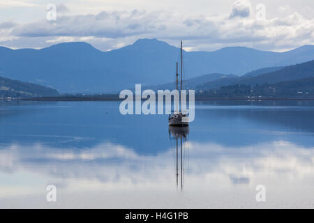 Segelboot in ruhigen Gewässern des Huon River widerspiegelt. Huon Valley, Tasmanien, Australien. Stockfoto