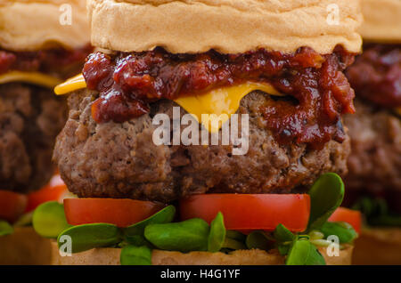 Beef Schieber mit hausgemachter Barbecuesauce, Cheddar, Cherry-Tomaten und microgreens Stockfoto