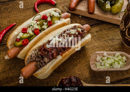 Chili und vegetarische Hot-Dog, nach Hause Pickles, Rindfleisch und hausgemachten Barbeque souce Stockfoto