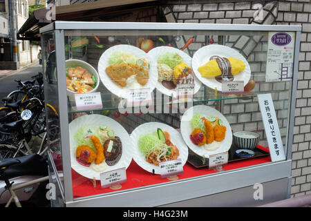 Modelle von Lebensmitteln vor einem Restaurant in Japan bietet potenziellen potenzielle Gäste eine klarere Vorstellung von den Gerichten zur Verfügung. Stockfoto