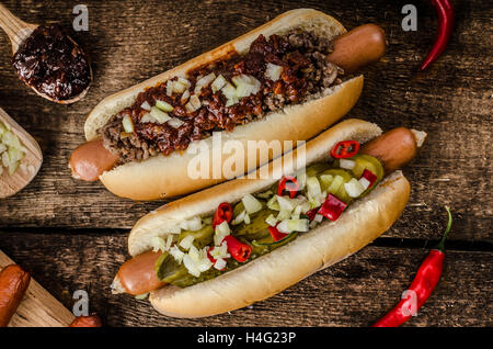 Chili und vegetarische Hot-Dog, nach Hause Pickles, Rindfleisch und hausgemachten Barbeque souce Stockfoto