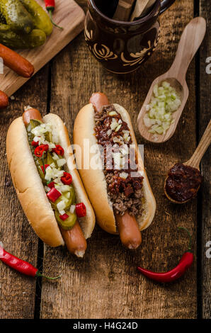 Chili und vegetarische Hot-Dog, nach Hause Pickles, Rindfleisch und hausgemachten Barbeque souce Stockfoto