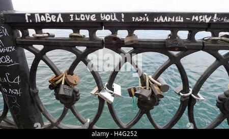So genannte "Liebe sperren" auf einer Brücke in der Stadt Irkutsk, Russland. Stockfoto