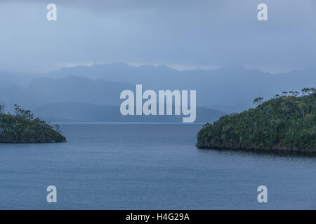 Ruhigen Abend am Lake Pedder mit schönen Hügeln Silhouette über dem ruhigen Wasser. Südwesten, Tasmanien, Australien Stockfoto