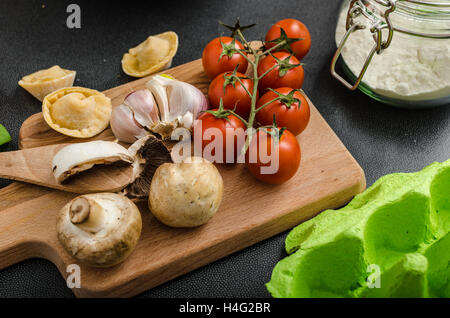 Hausgemachte Tortellini gefüllt, Pilze und Tomaten mit Feta-Käse Stockfoto