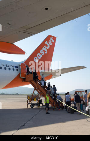 Urlauber, die einsteigen in eines Bereichs von EasyJet am Flughafen Ibiza, Spanien Stockfoto