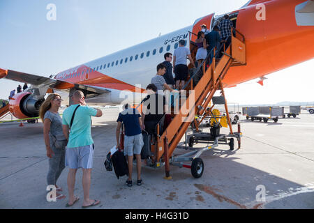 Urlauber, die einsteigen in eines Bereichs von EasyJet am Flughafen Ibiza, Spanien Stockfoto