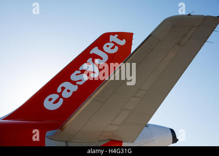 Urlauber, die einsteigen in eines Bereichs von EasyJet am Flughafen Ibiza, Spanien Stockfoto