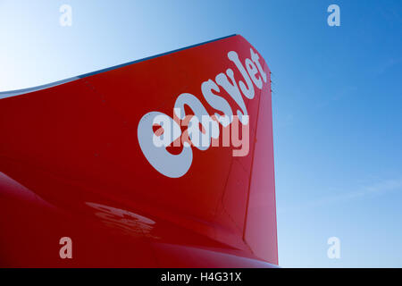 Urlauber, die einsteigen in eines Bereichs von EasyJet am Flughafen Ibiza, Spanien Stockfoto