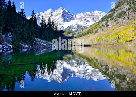 Blick auf die Maroon Bells Laub Saison mit Schnee bedeckten Bergen und gelbe Aspen spiegelt im See, Co-Landschaft Stockfoto