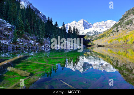 Blick auf die Maroon Bells Laub Saison mit Schnee bedeckten Bergen und gelbe Aspen spiegelt im See, Co-Landschaft Stockfoto