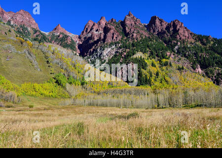 Berge mit bunten gelben Aspen Laub Saison in Colorado in der Nähe von Maroon Bells Stockfoto