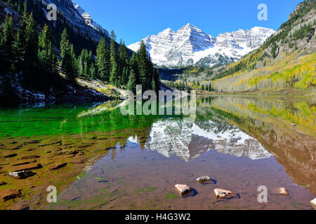 Blick auf die Maroon Bells Laub Saison mit Schnee bedeckten Bergen und gelbe Aspen spiegelt im See, Co-Landschaft Stockfoto