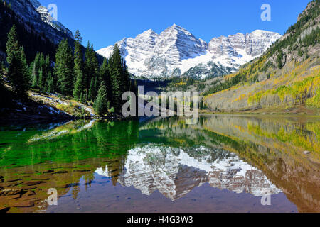 Blick auf die Maroon Bells Laub Saison mit Schnee bedeckten Bergen und gelbe Aspen spiegelt im See, Co-Landschaft Stockfoto