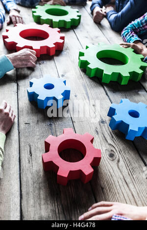 Menschen in Freizeitkleidung mit Rädchen des Geschäfts, moderne Business-Meeting Konzept Stockfoto