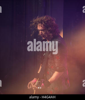 Dan Hawkins von The Darkness im The Regency Ballroom in San Francico Blast of Our Kind Tour durchführen. Stockfoto