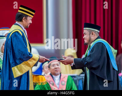 Bandar Seri Begawan, Brunei. 15. Oktober 2016. Brunei Sultan Haji Hassanal Bolkiah (L, vorn) stellt ein Zertifikat an einem Studenten während der Universität Brunei Darussalam (UBD) des 28. Einberufung in die Hauptstadt von Brunei, Bandar Seri Begawan am 15. Oktober 2016. Hassanal Bolkiah, der auch die Kanzlerin der Universität Brunei Darussalam (UBD), präsentiert Zertifikate 1.477 Absolventen während der Einberufung. © Jeffrey Wong/Xinhua/Alamy Live-Nachrichten Stockfoto