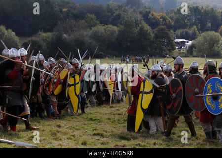 Battle, East Sussex, UK. 15. Oktober 2016. Re-enactment gekleidet wie Saxon und Norman Soldaten Kampftechniken der Schlacht von Hastings zum 950. Jubiläum des Angriffs an der Stelle der ursprünglichen Schlacht um Schlacht, in der Nähe von Hastings in East Sussex, UK, Samstag, 15. Oktober 2016 zeigen.  William Normdany, später bekannt als Wilhelm der Eroberer besiegt König Harold, als er am 14 Oktober 1066 durch das Auge mit einem Pfeil angeschossen wurde. Bildnachweis: Luke MacGregor/Alamy Live-Nachrichten Stockfoto