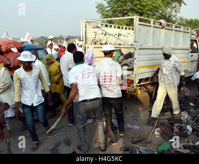 Varanasi. 15. Oktober 2016. Menschen reinigen die Website nach einem Ansturm Unfall in Varanasi, Uttar Pradesh, Indien, 15. Oktober 2016. Mindestens 24 Menschen wurden getötet und Dutzende verletzt Samstag während Stampede bei einer religiösen Versammlung im nördlichen indischen Bundesstaat Uttar Pradesh, sagten Beamte. Bildnachweis: Xinhua/Alamy Live-Nachrichten Stockfoto