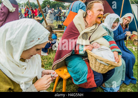 Hastings, East Sussex, UK. 15. Oktober 2016. Wulfstan Eric Randerson, 12 Tage alt, bei seiner ersten 1066 Reenactment mit seinen Eltern in das Norman-Camp. Ypoung genug, um auf der 1000-Jahr-Jubiläum - English Heritage es jährliche Nachstellung der Schlacht von Hastings markiert der 950. Jahrestag der Schlacht im Jahr 1066. Die Veranstaltung umfasst eine Kavallerie-Lager, Norman & sächsischen Feldlager und mittelalterliche Händler. Es findet in der Battle Abbey am 15. Oktober und 16.. Bildnachweis: Guy Bell/Alamy Live-Nachrichten Stockfoto