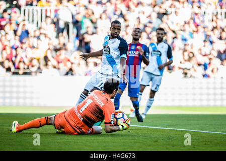 Barcelona, Katalonien, Spanien. 15. Oktober 2016. Deportivo La Coruna Torwart LUX hält einen Ball während der BBVA-League-Spiel im Camp Nou Stadion in Barcelona Credit: Matthias Oesterle/ZUMA Draht/Alamy Live News Stockfoto