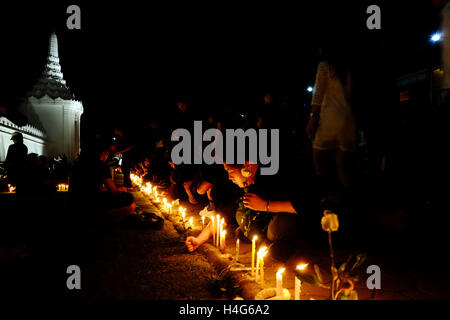 Bangkok, THAILAND. 15. Oktober 2016. Trauernden beten vor den Mauern des Grand Palace Aufwartung zu späten thailändischen Königs Bhumibol Adulyadej in Bangkok. König Bhumibol Adulyadej, der weltweit am längsten regierende Monarch, ist im Alter von 88 Jahren gestorben. Bildnachweis: Kamal Sellehuddin/ZUMA Draht/Alamy Live-Nachrichten Stockfoto