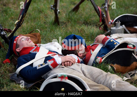 Jena, Deutschland. 15. Oktober 2016. Schauspieler in Kostümen der französischen Armee entspannen Sie auf den Schlachtfeldern bei Reenactment von Verbänden der Geschichte der deutsch-französischen Schlacht, die im Jahre 1806 in Vierzehnheiligen (Jena), Deutschland, 15. Oktober 2016 stattfand. Am 14. Oktober 1806 trafen die Armeen von Preußen und Napoleon in einem Doppelkampf in der Nähe von Jena und Auerstedt. In einer Geschichte Spektakel bis zu 800 Akteure in historischen Uniformen wollen die Schlacht vor 210 Jahren nachspielen. Foto: CANDY WELZ/Dpa/Alamy Live News Stockfoto