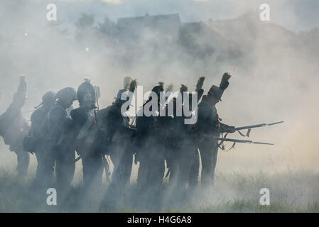 Jena, Deutschland. 15. Oktober 2016. Schauspieler in Kostümen der französischen Armee stehen auf den Schlachtfeldern der Schlacht von 1806 in der Nähe von Jena während einer Rekonstruktion der Schlacht Geschichte Verbände in Vierzehnheiligen (Jena), Deutschland, 15. Oktober 2016. Am 14. Oktober 1806 trafen die Armeen von Preußen und Napoleon in einem Doppelkampf in der Nähe von Jena und Auerstedt. In einer Geschichte Spektakel bis zu 800 Akteure in historischen Uniformen wollen die Schlacht vor 210 Jahren nachspielen. Foto: CANDY WELZ/Dpa/Alamy Live News Stockfoto