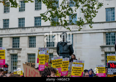 London, UK. 15. Oktober 2016. Demonstranten zogen gegenüber Downing Street fordert die Regierung auf, Inact Herrn Dubs Änderungsantrag und erleichtern die Übertragung der unbegleitete Flüchtlingskinder aus Calais, Großbritannien  Bildnachweis: Claire Doherty/Alamy Live News Stockfoto