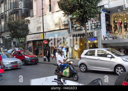 Beirut, Libanon. Oktober 2016. Die Beirut Hamra Street war in den 1960er Jahren einst als kulturelles Epizentrum Beiruts bekannt, das sich einen Ruf als Treffpunkt für arabische Intellektuelle und diejenigen, die sich gegen arabische diktatorische Systeme richteten, die Heimat libanesischer und arabischer Journalisten, Politiker und Künstler wurden, verschwunden. Als sich die Konsummuster im Libanon änderten, übernahmen die Fast-Food-Cafés statt der Cafés, die auf Intellektuelle zugeschnitten waren, die die Bedürfnisse eines schwindenden Lebensstandards und eines schnelleren Lebens erfüllten. Quelle: amer Gazzal/Alamy Live News Stockfoto